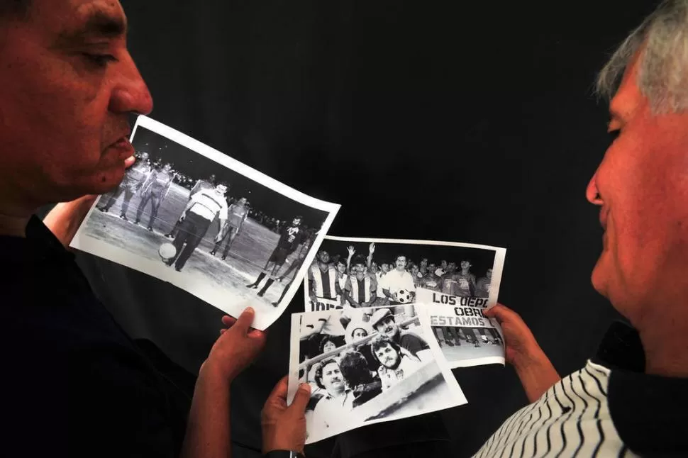 RECUERDOS. Roque Martínez y Jacinto Roldán observan las imágenes de Pablo Escobar y tratan de reconocer a los futbolistas que aparecen a su lado. LA GACETA / FOTO DE DIEGO ARÁOZ