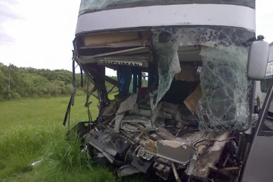 Un ómnibus con turistas tucumanos chocó contra un camión en Santa Fe