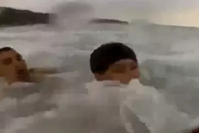 Video: El desesperante rescate de un niño ahogándose en la playa