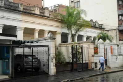 Demuelen parte del conjunto de chalets de San Juan al 200