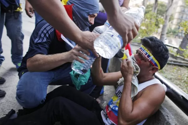 Una reunión entre Maduro y Capriles buscará poner fin a la violencia en un país dividido