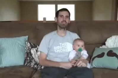 La historia de un padre con cáncer que se despide de su bebé antes de morir