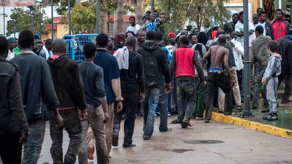 EXPULSADOS. Todos los días cientos de africanos intentan sin suerte ingresar a Europa por los enclaves españoles de Ceuta y Melilla, ubicados en la frontera con Marruecos. REUTERS.