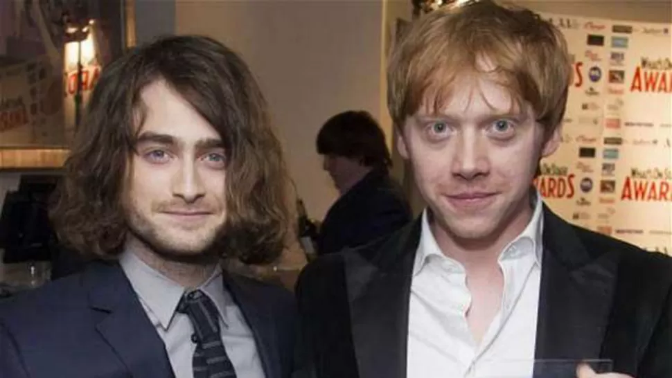 AMIGOS. Daniel Radcliffe junto a Rupert Grint, su compañero en Harry Potter. FOTO TOMADA DE TN.COM.AR