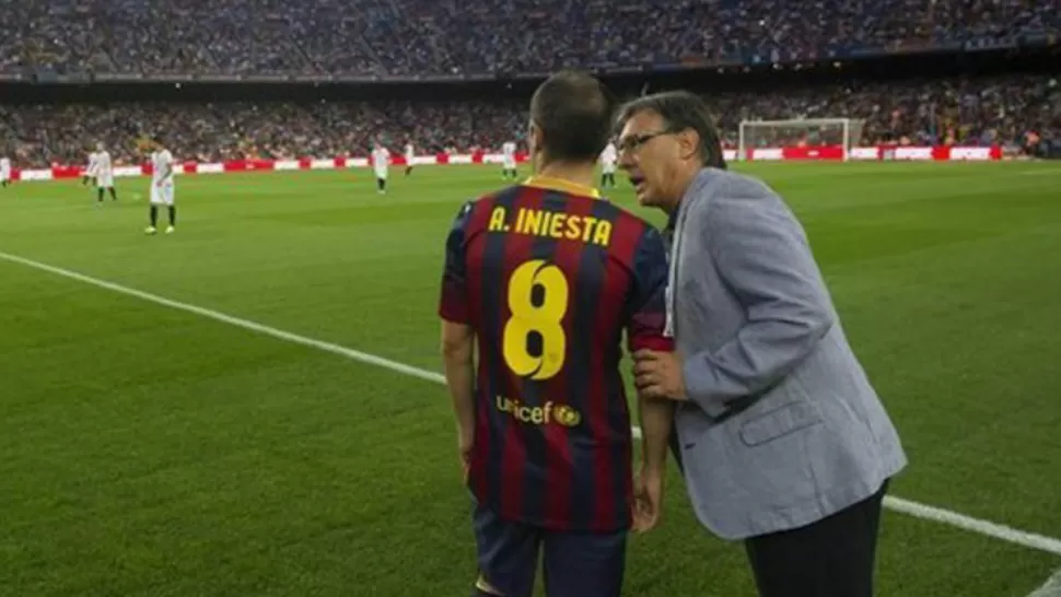 RESPALDO. Andrés Iniesta aseguró que los jugadores de Barcelona confían y apoyan al técnico argentino Gerardo Martino.