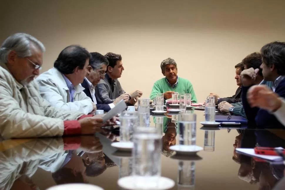 REUNIÓN. Terán Nougués (a la cabecera) preside la comisión de Juicio Político. PRENSA LEGISLATURA (ARCHIVO)