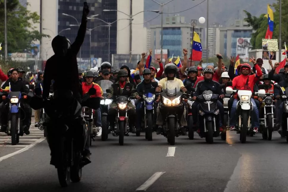 EN CARACAS. Motociclistas que apoyan al presidente Maduro se desplazan en grandes bloques por las calles para amedrentar a los opositores. reuters