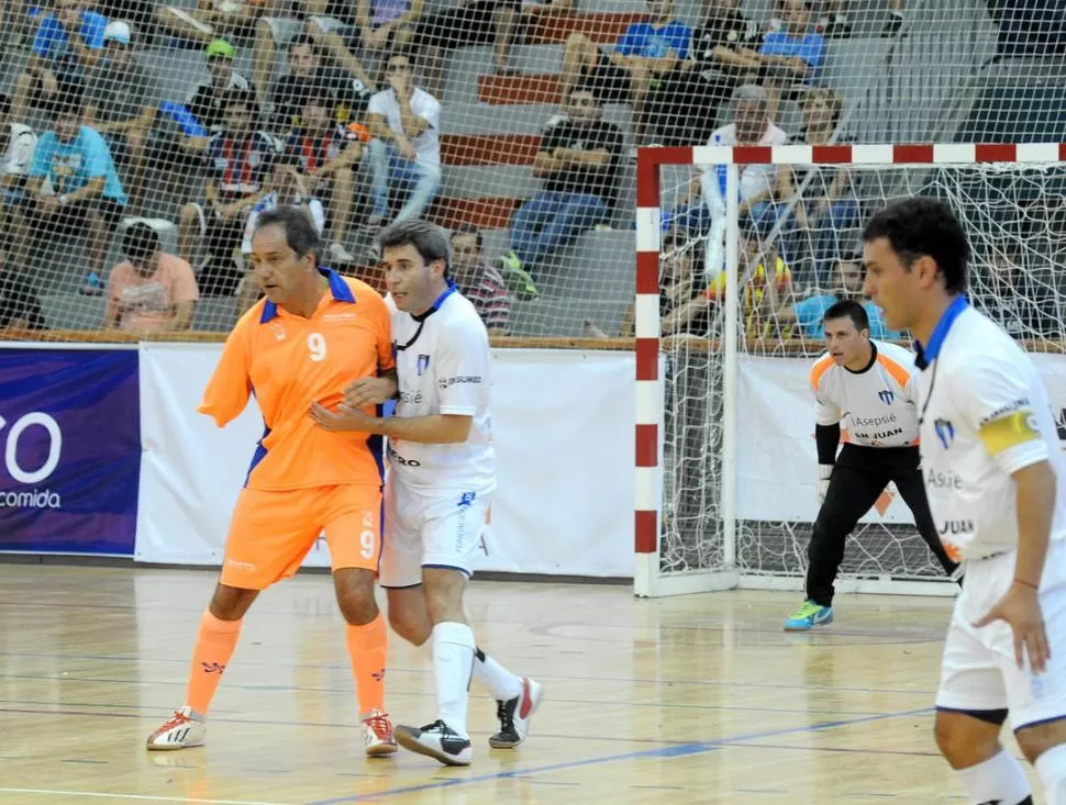 MARCA PERSONAL. Scioli jugó un partido de Futsal en San Juan, el sábado. prensa gobernación