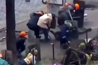 Difunden video de un grupo de manifestantes acribillados en Ucrania
