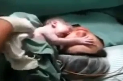 Video de bebé recién nacido que se aferra a su madre cautiva al mundo