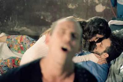 Cachín Selis presentó su nuevo videoclip junto a la conejita tucumana, Azul Terán