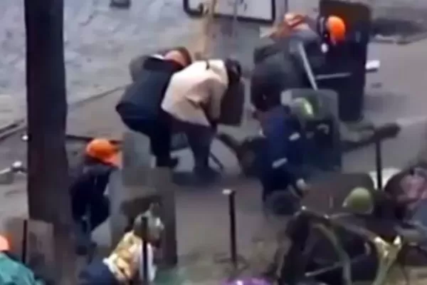 Difunden video de un grupo de manifestantes acribillados en Ucrania