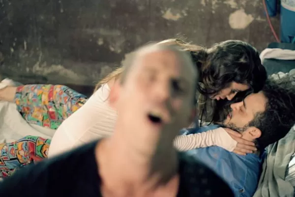 Cachín Selis presentó su nuevo videoclip junto a la conejita tucumana, Azul Terán