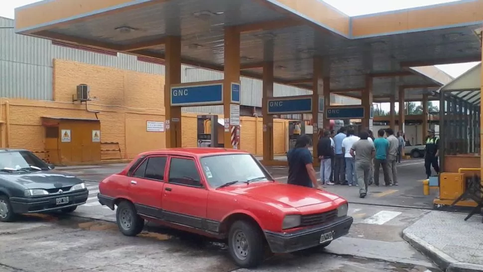 PROTESTA. Transportistas y taxistas contra la suba en el precio del GNC. la gaceta / foto de rodolfo casen