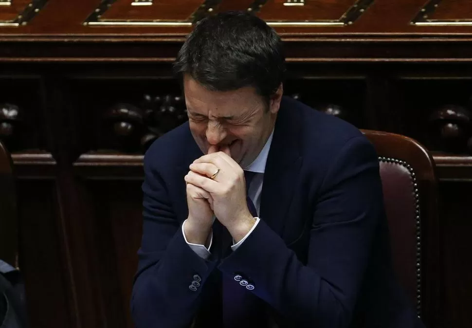 GESTO. Matteo Renzi se emociona al conocer el resultado de la votación. reuters