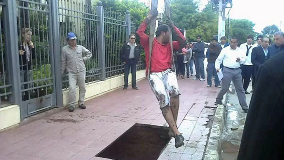 PELIGRO. Ángel Gabriel Fogonza tuvo que ser rescatado con una correa atada a una grúa. FOTO TOMADA DE ELLIBERAL.COM