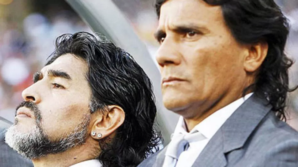 AMIGOS. Maradona, junto a Héctor Enrique, cuando ambos compartían la dirección técnica de la Selección que jugó el Mundial Sudáfrica 2010. FOTO TOMADA DE SOLAMENTEFUTBOL.COM