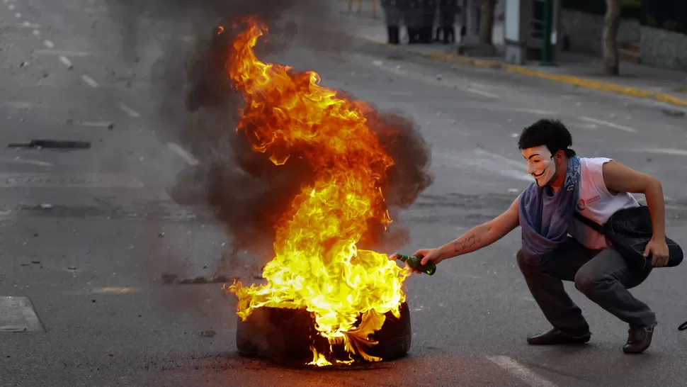 PROTESTA. Un venezolano participa con una máscara de las manifestaciones contra el gobierno de Maduro. REUTERS