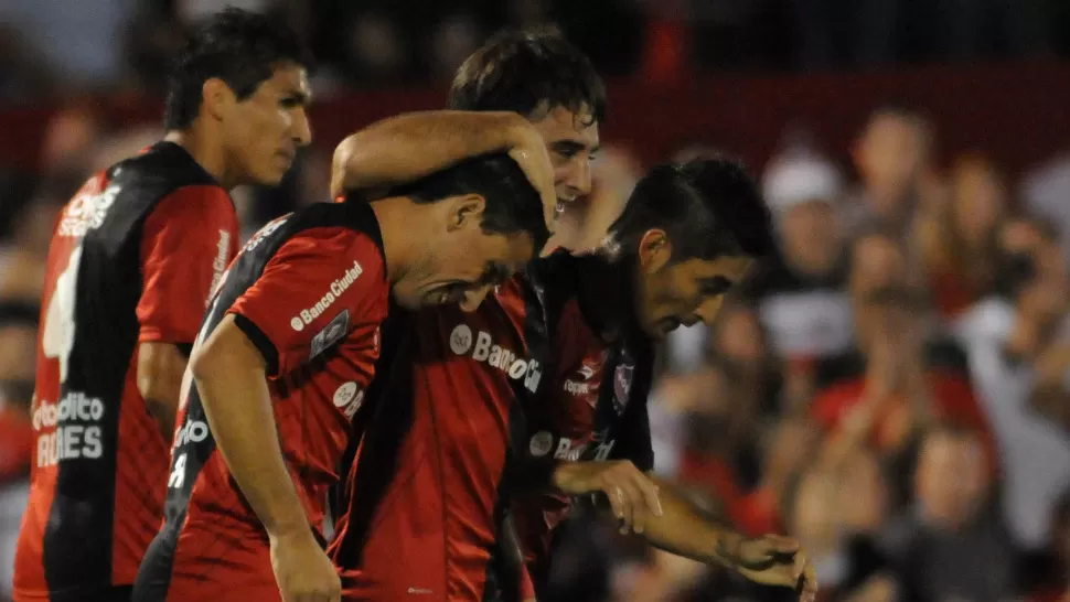 ABRIENDO EL CAMINO. Maxi Rodríguez festeja con sus compañeros el gol de la apertura rosarina. TELAM