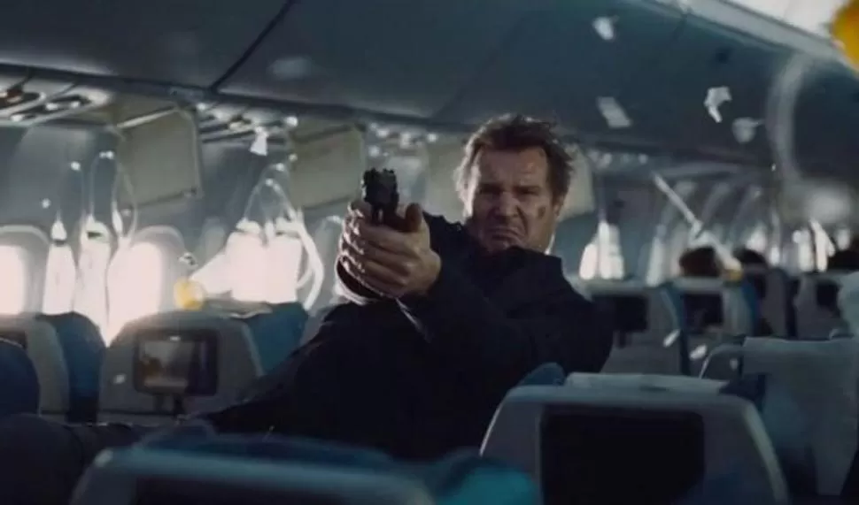 DE ARMAS LLEVAR. Neeson es un policía puesto a prueba en pleno vuelo.  