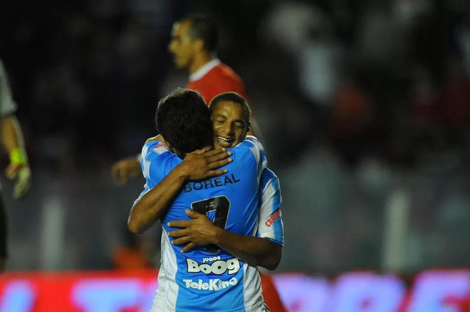 ABRAZO DE GOL. Píriz Alves se saluda a Rodríguez, que lo asistió en el tercer gol. 
