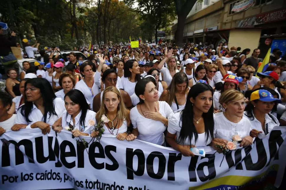 POR CARACAS. Una amplia manifestación de mujeres venezolanas lideradas por congresistas opositoras recorrió las calles de la capital del país. 