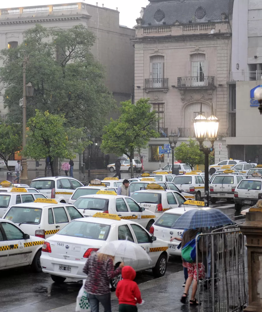 PIQUETES. Dueños y choferes sitiaron la ciudad con cortes de tránsito. LA GACETA / FOTO DE HÉCTOR PERALTA