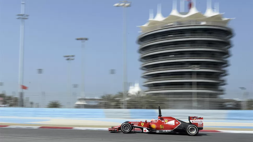 CAMBIOS. El Mundial de Fórmula 1 de este año solo otorgará puntuación doble en la última fecha, a desarrollarse en Abu Dhabi, según se dio a conocer hoy en los ensayos que se desarrollaron en el autódromo de Shakir, Bahrein. En la foto aparece Kimi Raikkonen al mando de su Ferrari. REUTERS