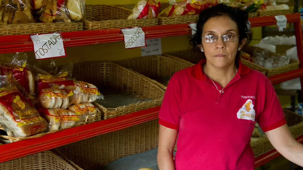 ESPANTADA. La empleada de la panadería está cansada de los asaltos. LA GACETA/ FOTO DE JORGE OLMOS SGROSSO
