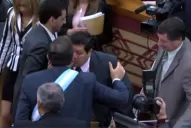 Alperovich saludó con besos y abrazos a los tres massistas