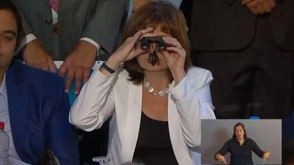 PARA VERTE MEJOR. Bullrich usó unos binoculares para no perderse detalles en el Congreso. IMAGEN TOMADA DE INFOBAE.COM