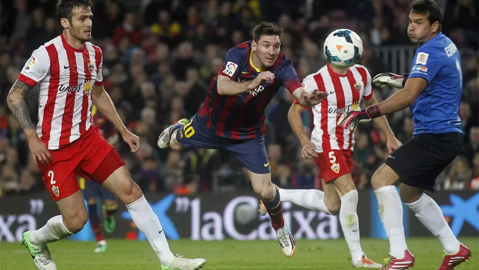PRESENTE EN LA RED. Lionel Messi anotó un golazo a los 23 minutos. Se hizo cargo de la ejecución de un tiro libre en el borde del área y con un remate exquisito que se clavó en el ángulo estiró la diferencia. REUTERS