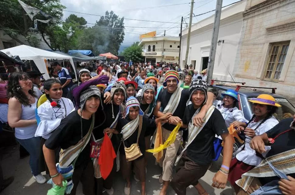 VISITAS. La Fiesta de la Pachamama es compartida por turistas y lugareños. la gaceta / foto de osvaldo ripoll (archivo)