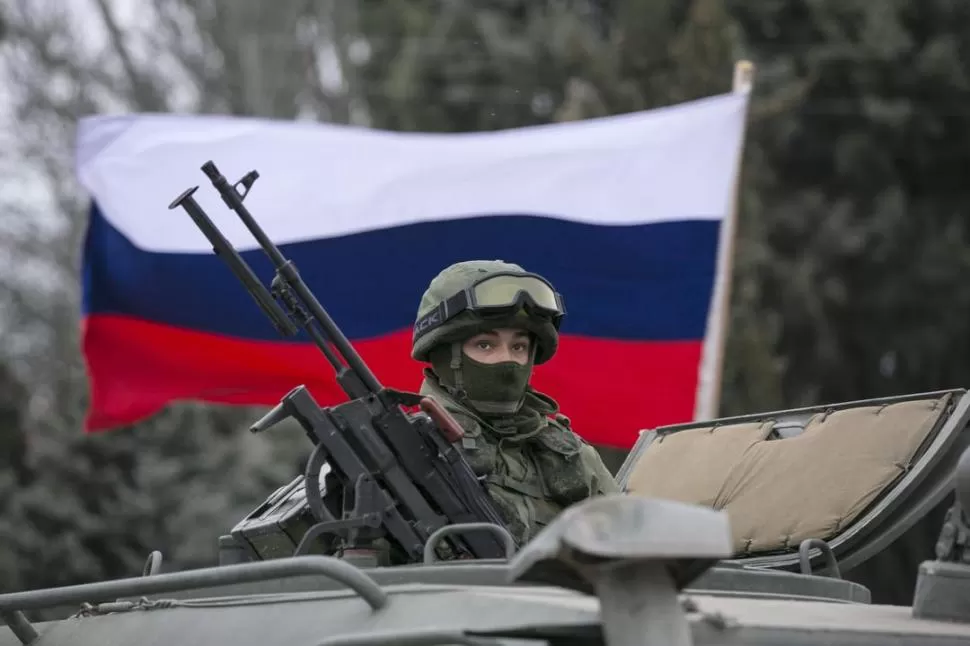 ALERTA MÁXIMA. En las fronteras de Crimea, los efectivos militares rusos tomaron el control de la zona y esperan una orden de Kiev para intervenir. reuters