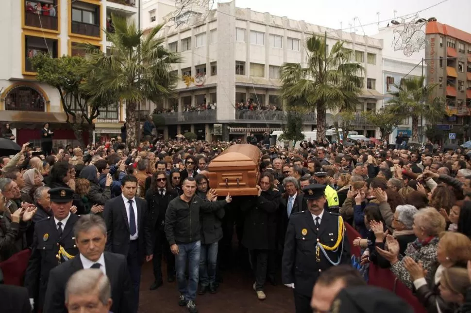 CORTEJO. Vecinos de Algeciras dieron su último adiós al artista español. reuters