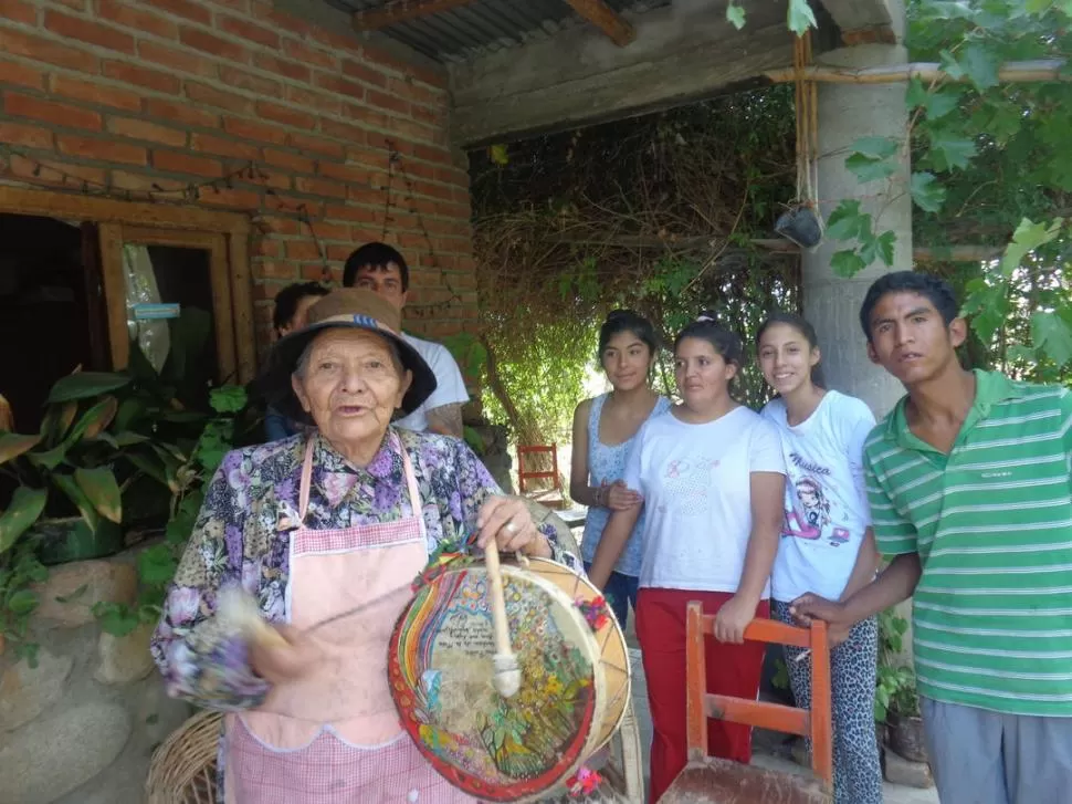 DE ENCALILLA VENGO. Felisa Arias, de 88 años, fue elegida Pachamama 2014 por los comuneros. Una abuela prolífica, musiquera y humorista. la gaceta / foto de rodolfo casen