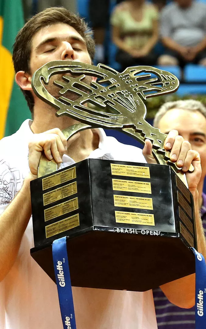 FESTEJO. Federico Delbonis se llevó el trofeo de San Pablo. 