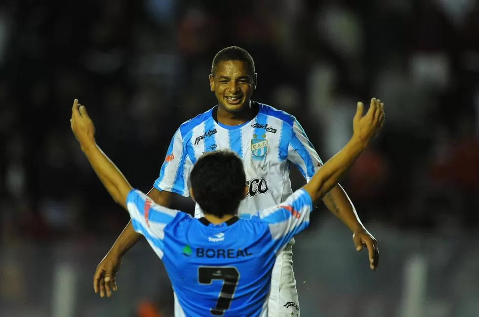 VENÍ PARA ACÁ. “Pulguita” abre los brazos para saludar a Píriz Alves tras el gol del uruguayo ante Independiente.   
