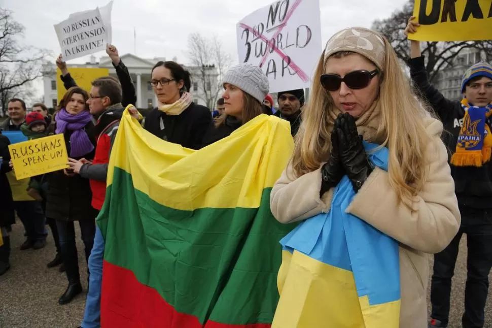 TEMOR. Miles de personas marcharon en Kiev para pedir por la paz.  