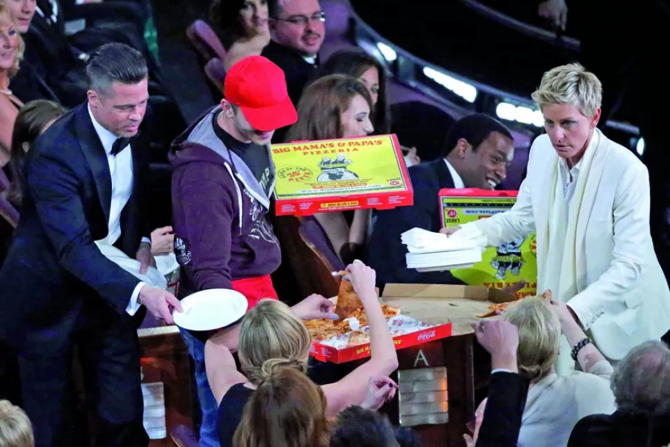 CON HAMBRE, SIN PLATA. Ellen DeGeneres tuvo un ataque de hambre y pidió pizza al delivery. Cuando llegó la comida hizo una “vaquita” para pagar. 
