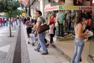 La actividad comercial y el movimiento en el centro es casi normal a pesar del feriado