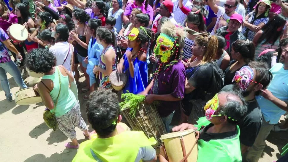 MÁSCARAS Y BOMBOS. El público se suma a la fiesta de la Pachamama y del carnaval. El tiempo ayudó en los Valles para que el fin de semana largo se disfrute a pleno. LA GACETA / FOTO DE JOSÉ INESTA
