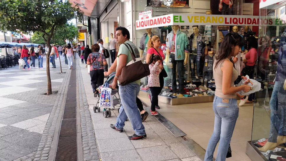 BUEN RITMO. Los tucumanos aprovecharon la jornada festiva para realizar algunas compras, especialmente para el inicio de clases. LA GACETA / FOTO DE FLORENCIA ZURITA