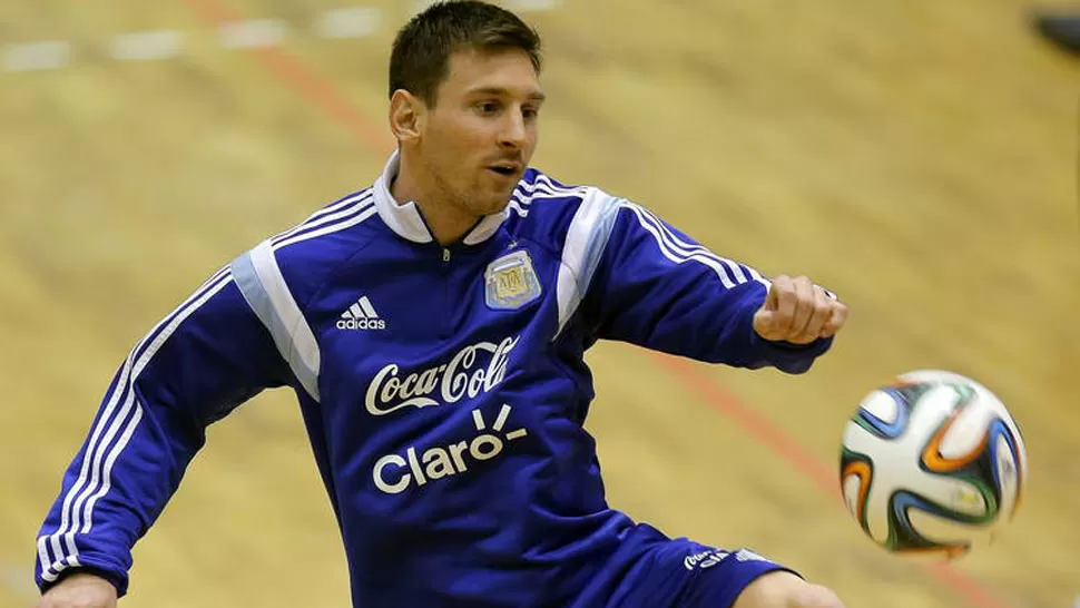 ENTRENAMIENTO. Messi, durante la primera práctica en Rumania. FOTO TOMADA DE CLARIN.COM.AR