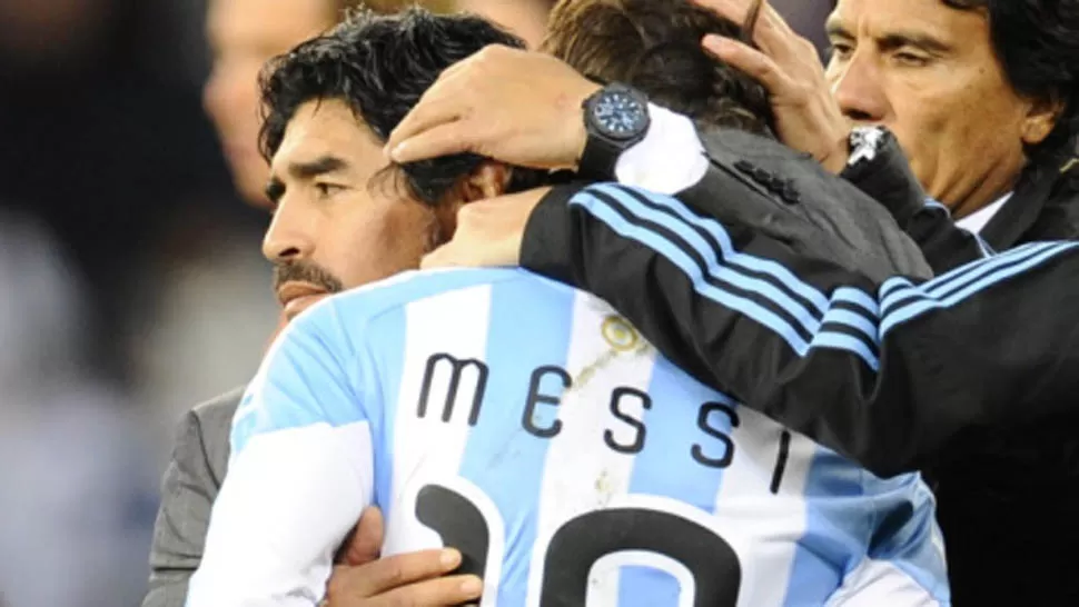 MOMENTO DURO. Maradona consoló a Messi tras la eliminación en Sudáfrica 2010. FOTO TOMADA DE PERFIL.COM