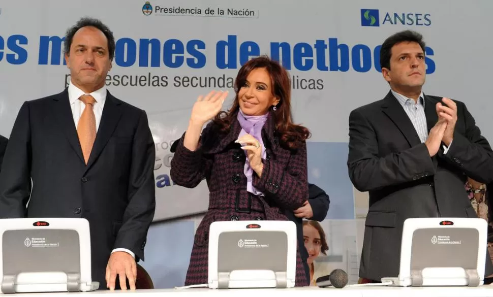ERAN SOCIOS Y AMIGOS. Scioli, Cristina Fernández y Massa compartíeron, en 2010, un acto de entrega de computadoras portátiles a estudiantes. telam (archivo)