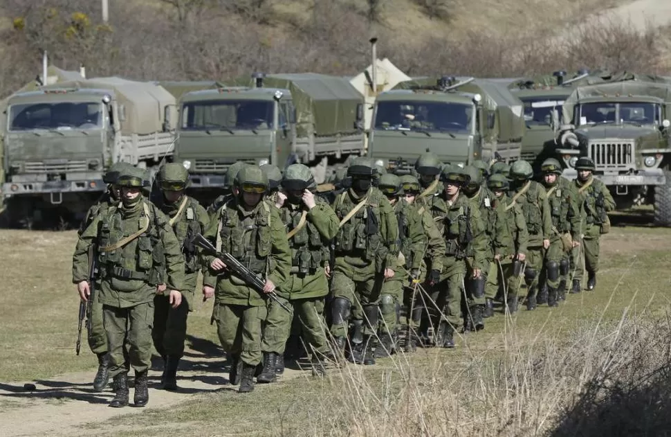 EN MARCHA. Fuerzas rusas se despliegan por la región ucraniana de Crimea. La presencia militar de Rusia se incrementa en la región de conflicto. reuters 