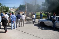 Municipales protestaron cortando calles, rutas y puentes