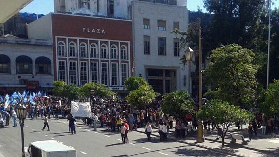 FRENTE A LA CASA DE GOBIERNO. Una ruidosa columna de Sadop fue la primera en arribar al paseo público. FOTO TOMADA TWITTER / @GRACIELAPRENSA