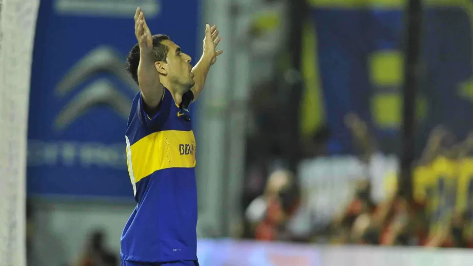 FESTEJO XENEIZE. Juan Román Riquelme celebra el gol anotado de penal a los 39 minutos del complemento. Fue el segundo de Boca, que volvió a la victoria. TELAM